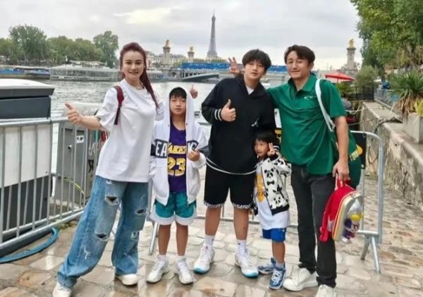 星空体育 亏损2亿哭穷？邹市明妻子：一件衣服3个儿子轮流穿 节省水电费+饭钱