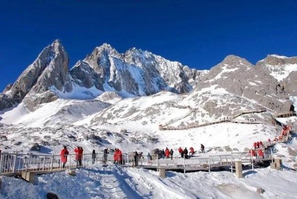 星空体育平台 云南昆明：北纬26°罕见雪山打造雪域旅游新体验