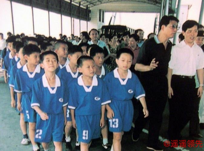 根宝足球基地迎“首位接班人”，吕文君退役转型挂帅海港“一生一世队”